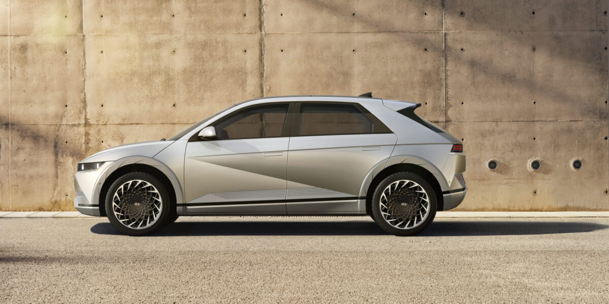 Hyundai IONIQ 5 in Silber – Seitenansicht vor Betonwand