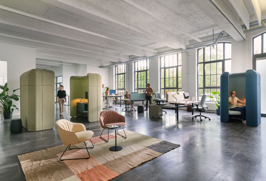 Offene Bürofläche mit mehreren Sedus se:hive Modulen als akustische Zonen im Open Space