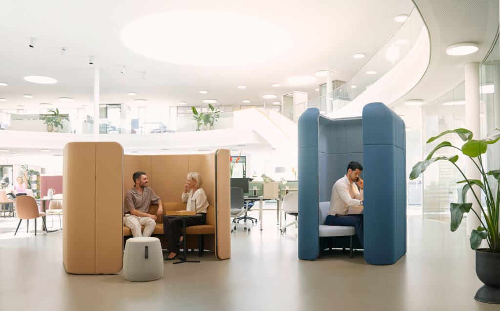 Zwei Sedus se:hive Module im hellen Atriumbüro – eine Loungezone und ein Rückzugsbereich