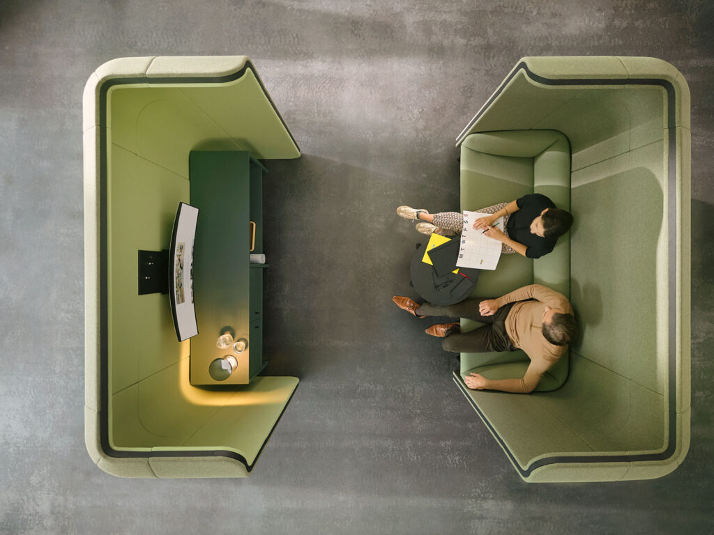 Draufsicht auf zwei Sedus se:hive Bereiche – ein Arbeitsplatzmodul und eine Sitznische für Gespräche