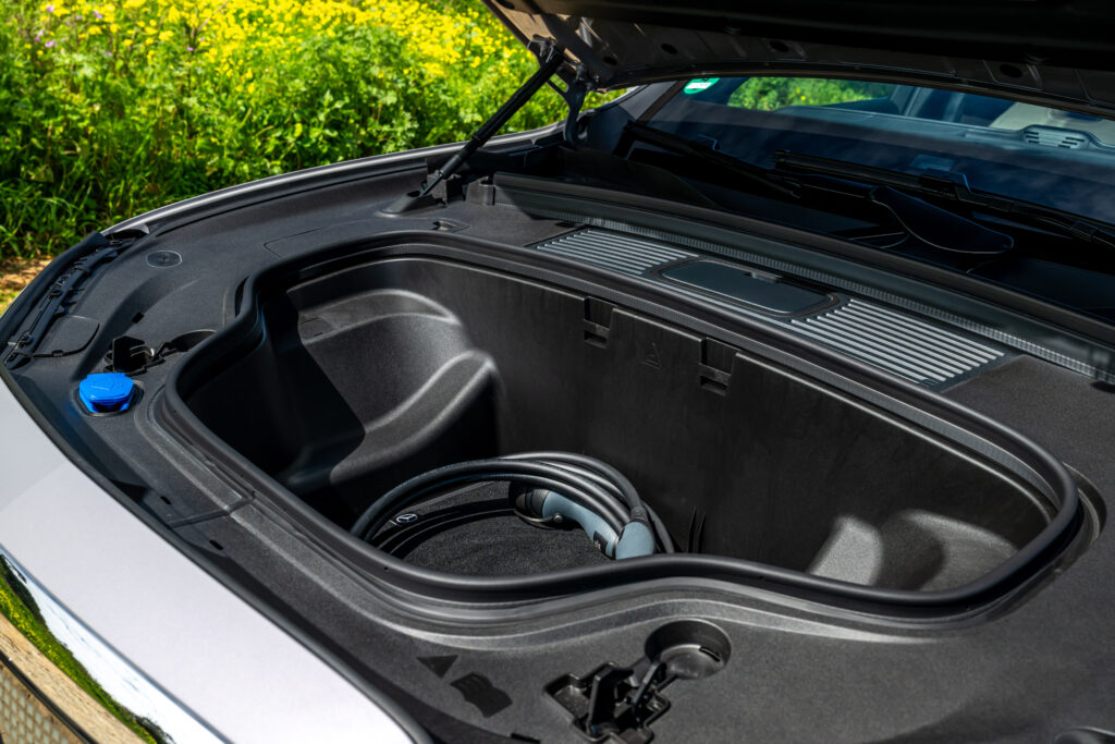 Ein Frunk mit über 120 Litern Volumen, das reicht nicht nur für Ladekabel und Co., sondern auch für das Bordgepäck. 