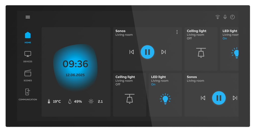 Busch-IQTouch 10-Zoll-Display mit KNX-Steueroberfläche für Licht, Sonos und Raumklima im Wohnzimmer