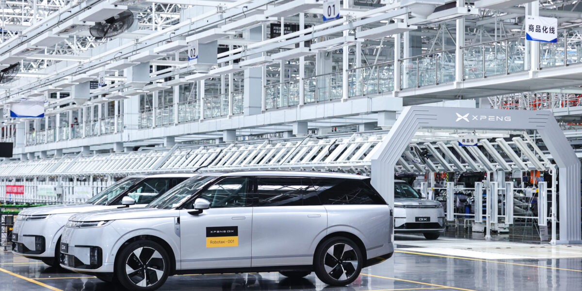 XPENG GX Robotaxi-001 in der Serienproduktionshalle beim Verlassen der Fertigungslinie