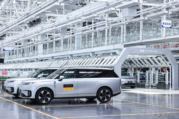 XPENG GX Robotaxi-001 in der Serienproduktionshalle beim Verlassen der Fertigungslinie
