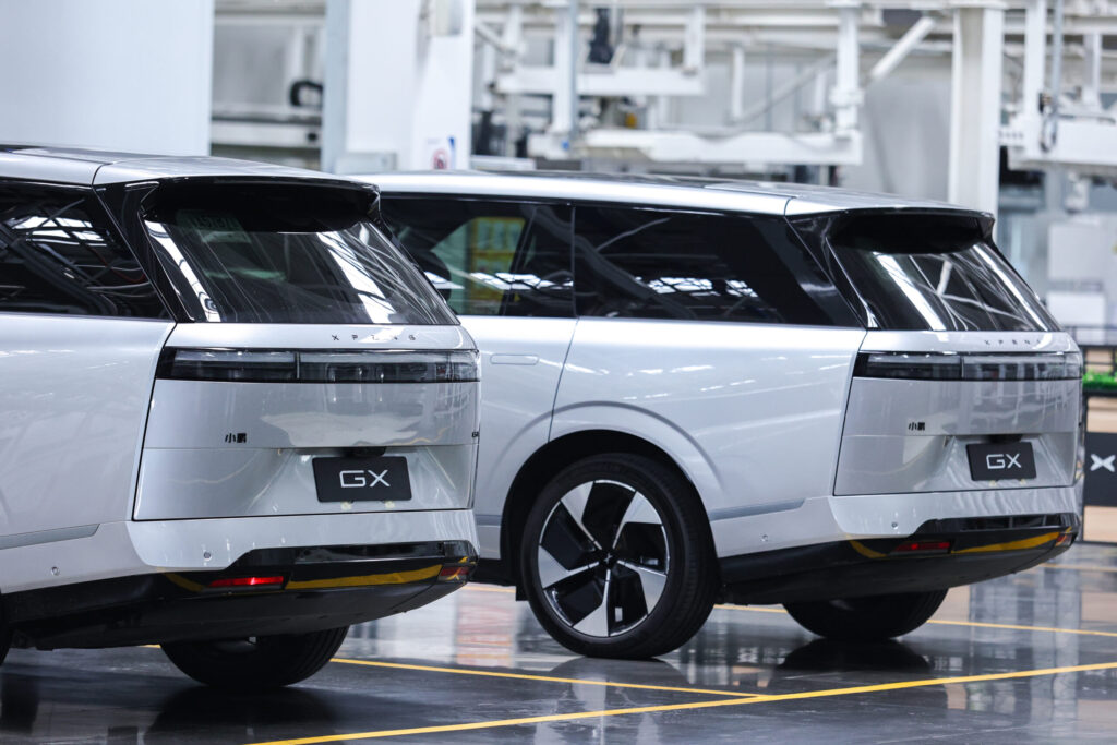 Zwei XPENG GX Robotaxis in Heckansicht auf dem Werksband – Basis des L4-Serienmodells