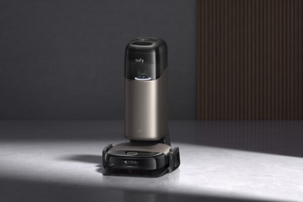 eufy Robot Vacuum Omni S2 mit 12-in-1-Basisstation in Gold-Schwarz auf dunklem Untergrund