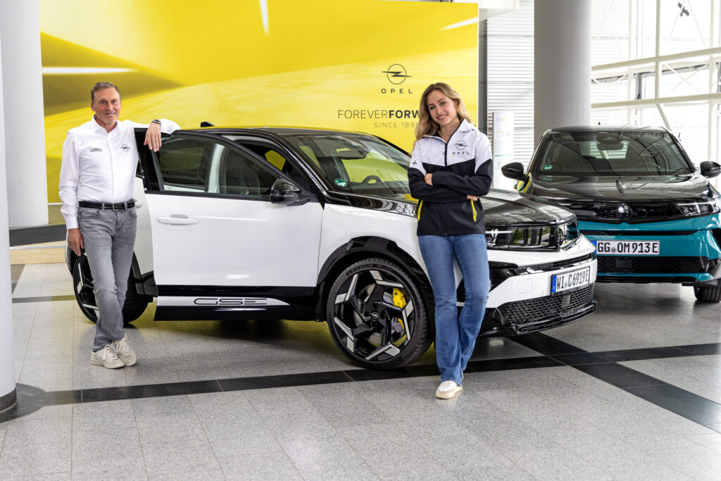 Opel Motorsport-Chef Jörg Schrott und Rennfahrerin Sophia Lörsch mit dem Opel Mokka GSE. 