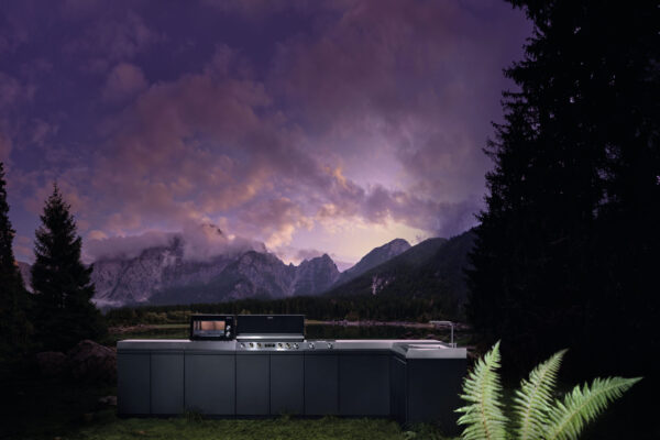 Miele Outdoor-Küche „Dreams" auf einer Bergwiese bei Nacht mit dramatisch violettem Gewitterhimmel