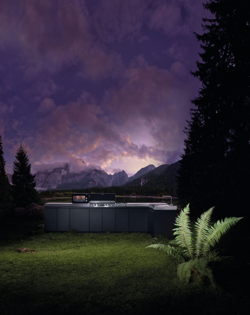 Miele Outdoor-Küche „Dreams" auf einer Bergwiese bei Nacht mit dramatisch violettem Gewitterhimmel