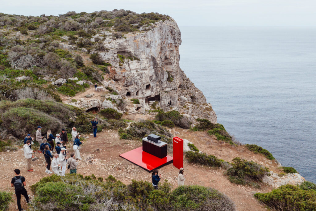 Miele-Launch-Event auf Menorca: Gäste bestaunen Outdoor-Küche „Dreams" auf roter Bühne an Küstenklippe