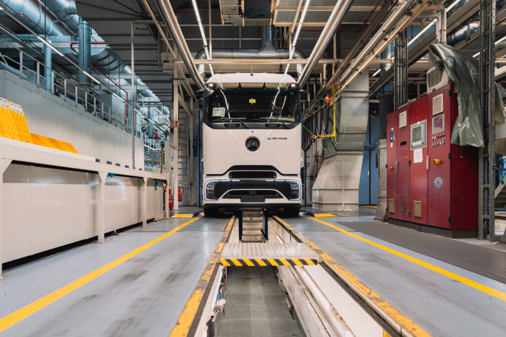 Mercedes-Benz eActros in der Produktionshalle, Frontansicht auf Förderband