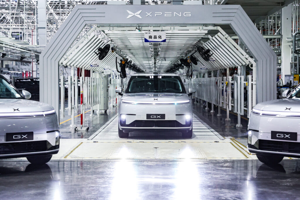 XPENG GX Robotaxi auf der Produktionslinie – Serienstart des L4-autonomen Fahrzeugs in China