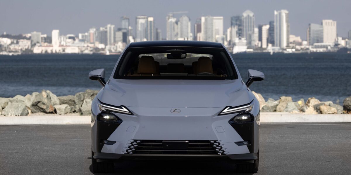 Lexus ES 8. Generation in Grau, Frontansicht vor Stadtkulisse mit Gewässer
