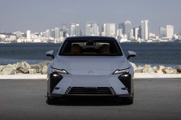 Lexus ES: Achte Generation als BEV und Hybrid ab 59.600 Euro
