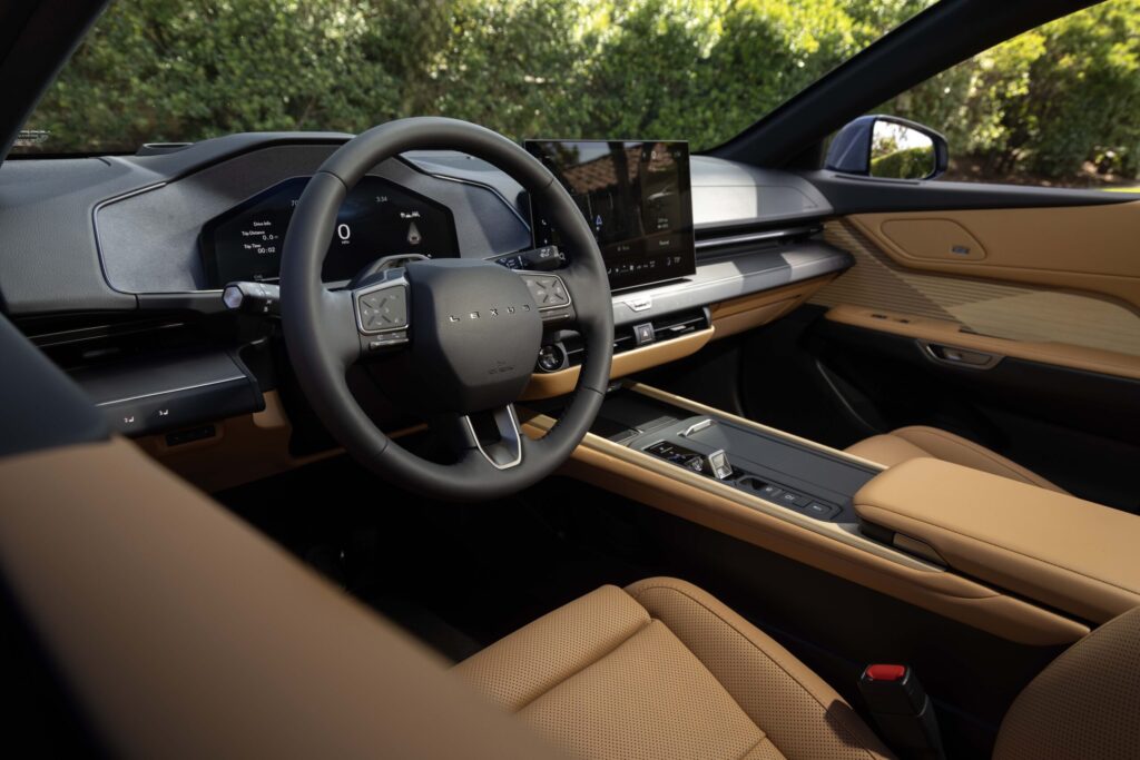 Cockpit des neuen Lexus ES mit Lederlenkrad, digitalem Kombiinstrument und zentralem Touchscreen