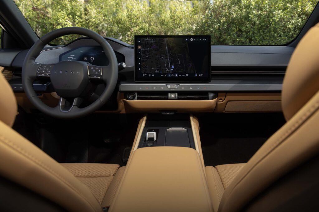 Cockpit des Lexus ES 8. Generation mit LexusConnect-Touchscreen, schwarzem Lenkrad und cognacfarbenen Ledersitzen