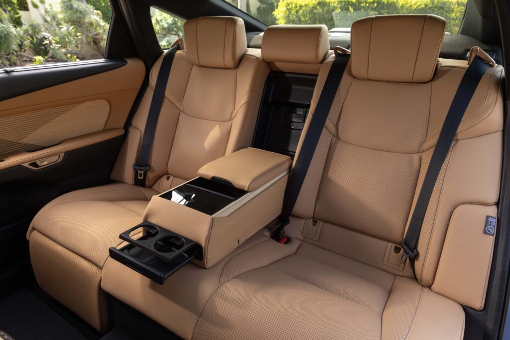 Lexus ES Rücksitzbank mit beiger Lederausstattung und ausgeklappter Mittelarmlehne mit Becherhaltern