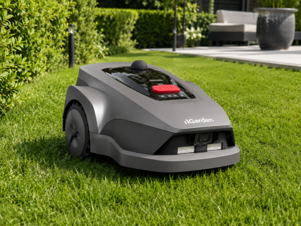 iGarden Mähroboter auf grünem Rasen mit roter Stopptaste und Kamerasensor an der Front