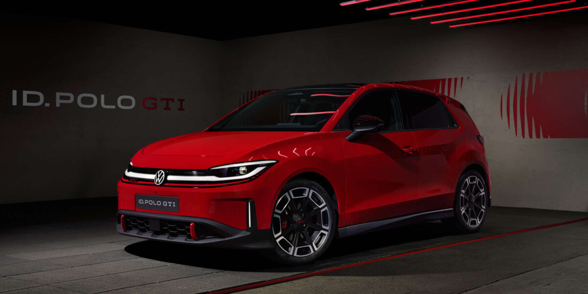 VW ID. Polo GTI in Rot in dramatisch beleuchtetem Studio, Frontansicht schräg