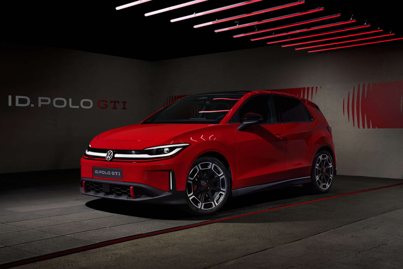 VW ID. Polo GTI in Rot in dramatisch beleuchtetem Studio, Frontansicht schräg