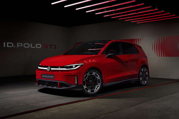 VW ID. Polo GTI in Rot in dramatisch beleuchtetem Studio, Frontansicht schräg