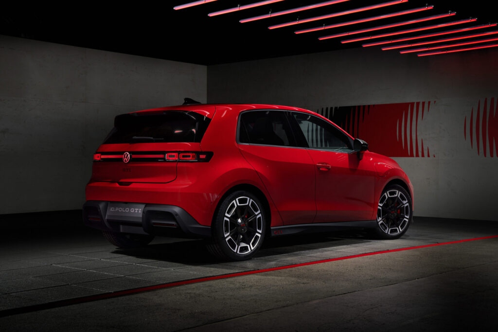 VW ID. Polo GTI in Rot, Heck-Seiten-Ansicht, mit durchgehender LED-Leuchtenleiste