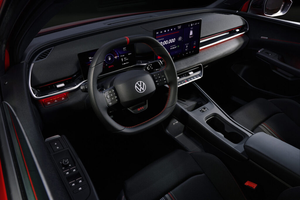 Cockpit des VW ID. Polo GTI mit schwarzem GTI-Lenkrad, Digitalinstrumenten und roter Ambientebeleuchtung