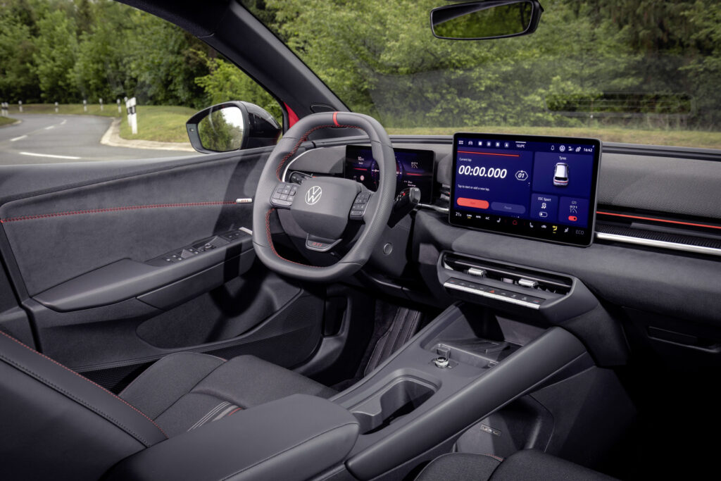 VW ID. Polo GTI Cockpit mit Sport-Lenkrad, roter Kontrastnaht und großem Infotainment-Display mit Rundenzeitmesser