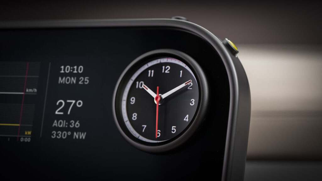 Ferrari Luce Cockpit-Display mit analoger Uhr, Uhrzeit 10:10, Temperatur 27° und AQI-Anzeige