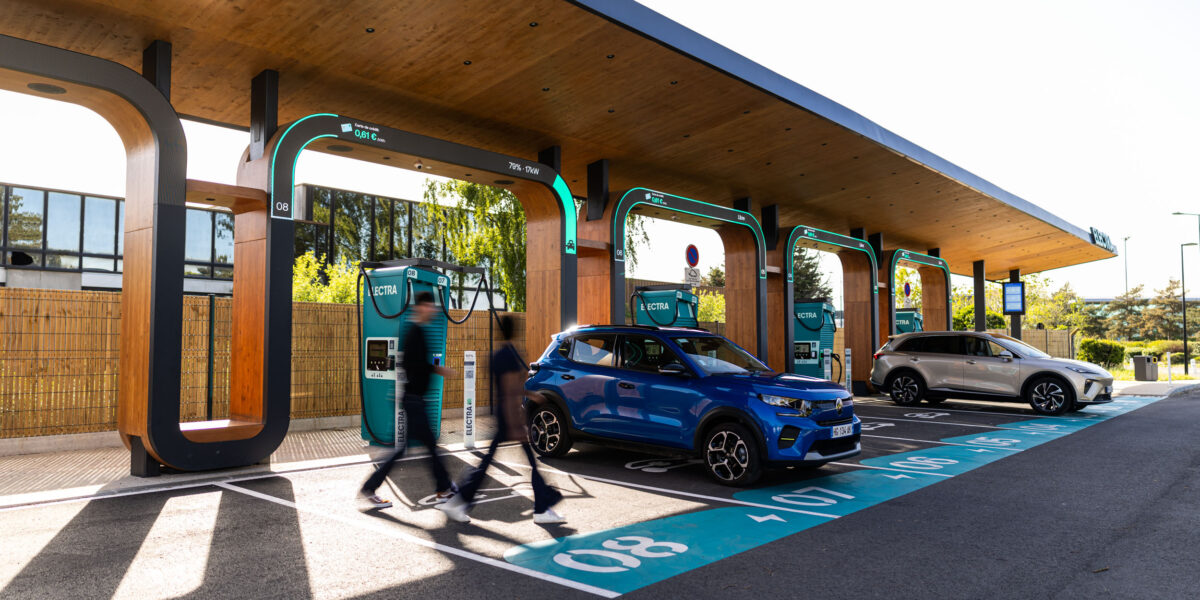 Electra-Schnellladestation mit blauen SUVs an türkisfarbenen Ladepunkten unter Holzdach