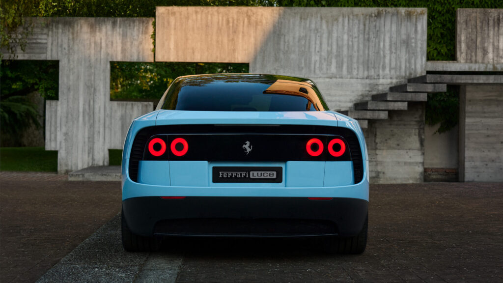 Ferrari Luce Heckansicht in Hellblau mit vier runden LED-Rücklichtern und Cavallino-Emblem