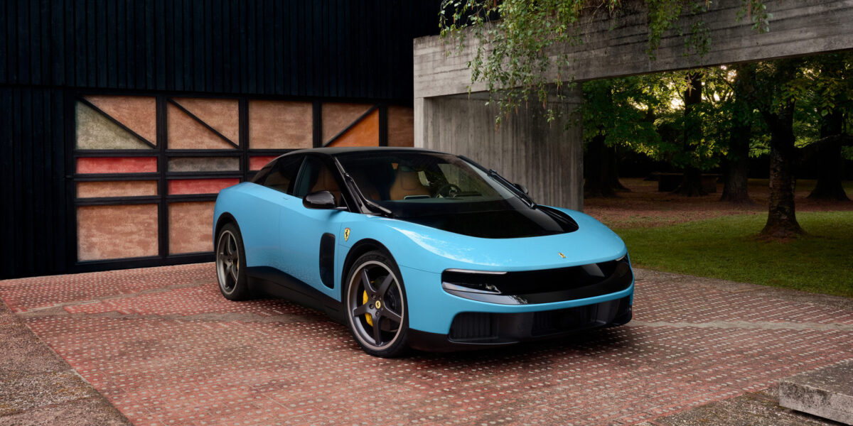 Ferrari Luce in Hellblau mit schwarzem Dach und gelben Bremssätteln, Frontansicht auf Pflasterfläche