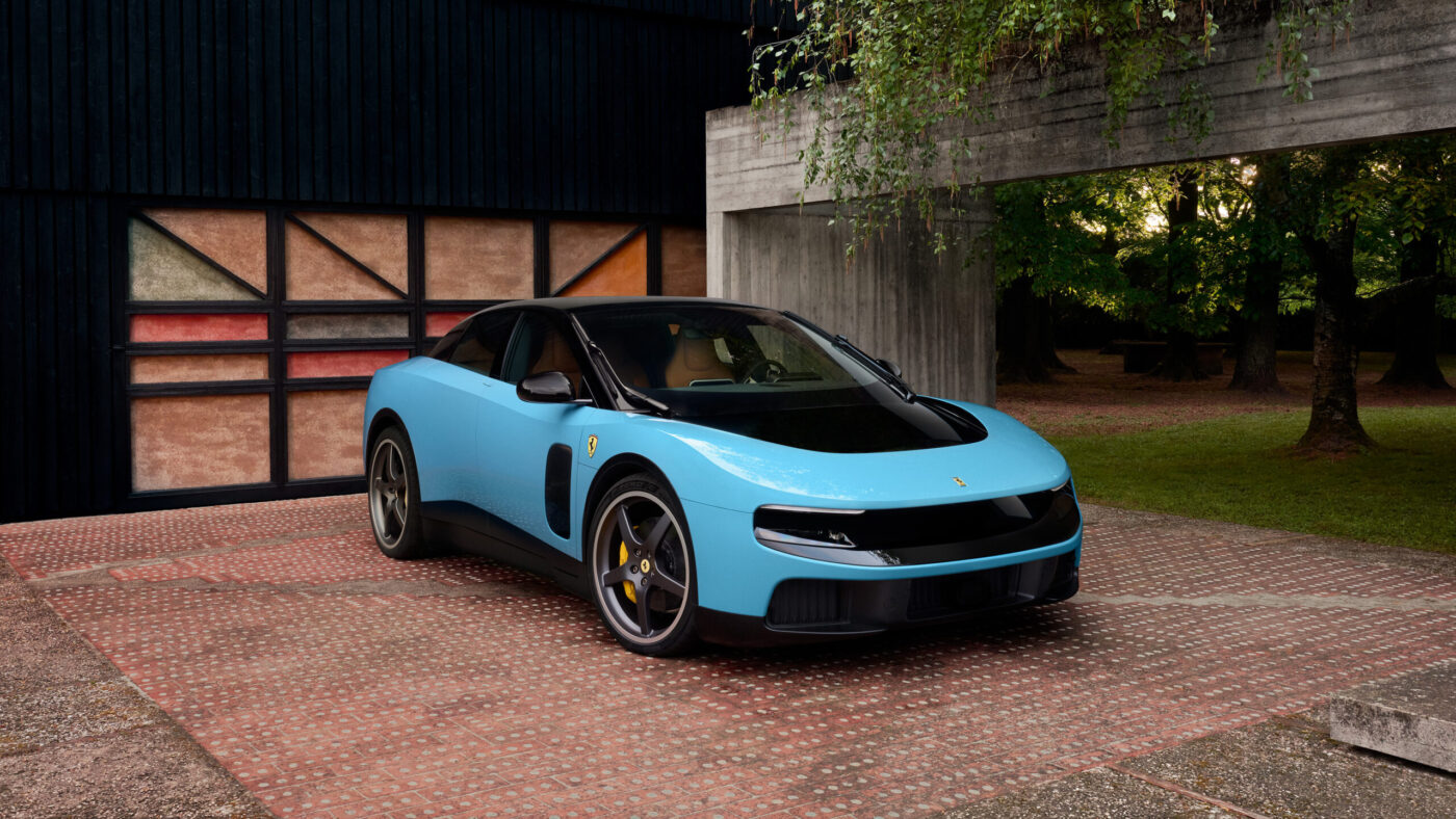 Ferrari Luce in Hellblau mit schwarzem Dach und gelben Bremssätteln, Frontansicht auf Pflasterfläche