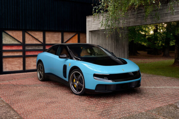 Ferrari Luce in Hellblau mit schwarzem Dach und gelben Bremssätteln, Frontansicht auf Pflasterfläche