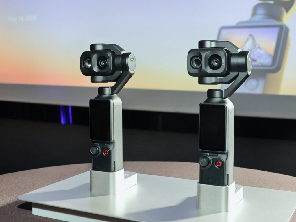 Zwei DJI Osmo Pocket 4P mit Dual-Objektiv auf Präsentationssockeln bei der Produktvorstellung