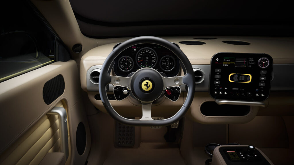 Ferrari Luce Cockpit mit Lenkrad, Cavallino-Emblem, analogem Kombiinstrument und zentralem Touchscreen