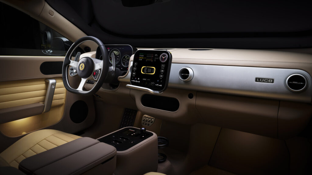 Ferrari Luce Cockpit mit Lenkrad, zentralem Touchscreen und cremefarbenem Leder-Interieur