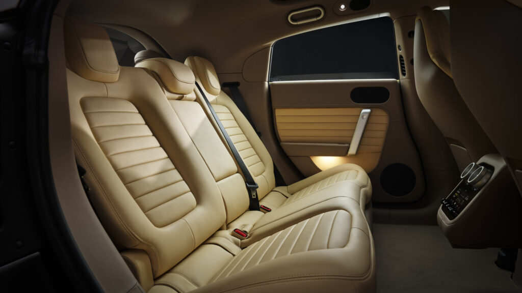 Ferrari Luce Innenraum: cremefarbene Leder-Rücksitze mit Querstepping und beleuchtetes Türpanel