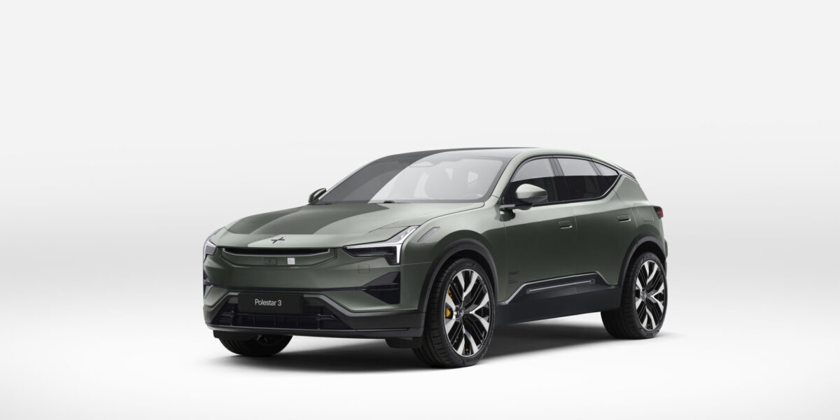 Polestar 3 (2026) in Olivgrün, Dreiviertel-Frontansicht, mit gelben Bremssätteln
