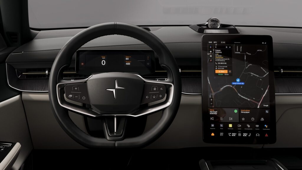 Polestar 3 Cockpit mit Lenkrad, digitalem Fahrerdisplay und großem Infotainment-Touchscreen mit Google-Navigation