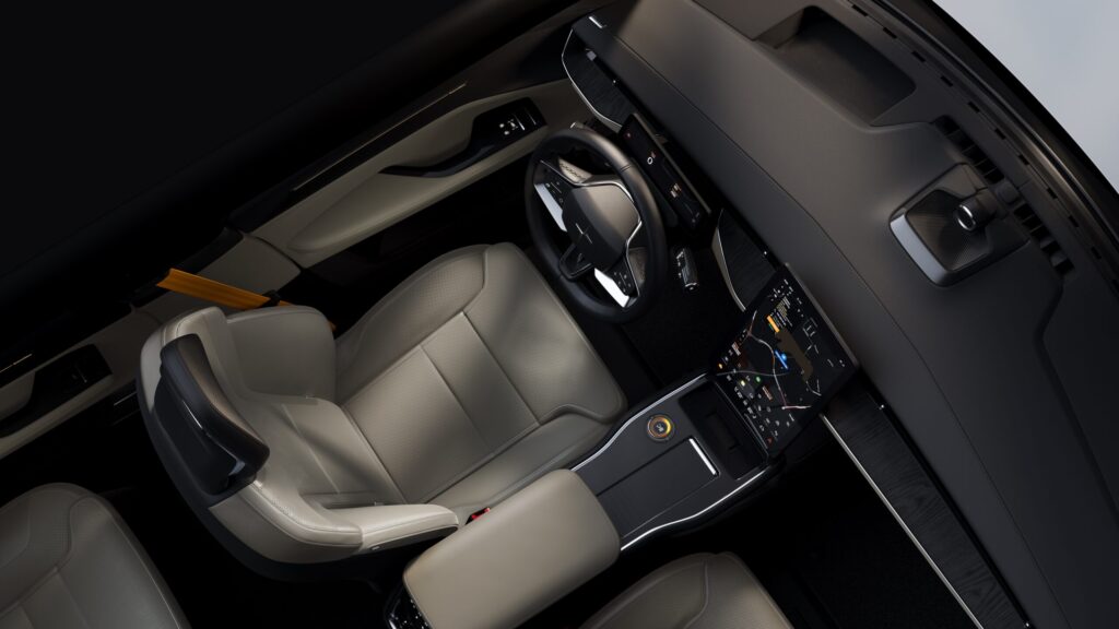 Innenraum des Polestar 3 von oben: heller Ledersitz, schwarzes Lenkrad, großes Touchscreen-Infotainmentsystem