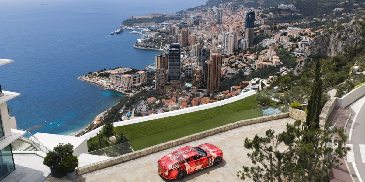 Jaguar Type 01 Prototyp in rotem Camouflage-Wrap auf Aussichtsterrasse hoch über Monaco