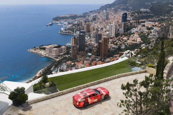 Jaguar Type 01 Prototyp in rotem Camouflage-Wrap auf Aussichtsterrasse hoch über Monaco
