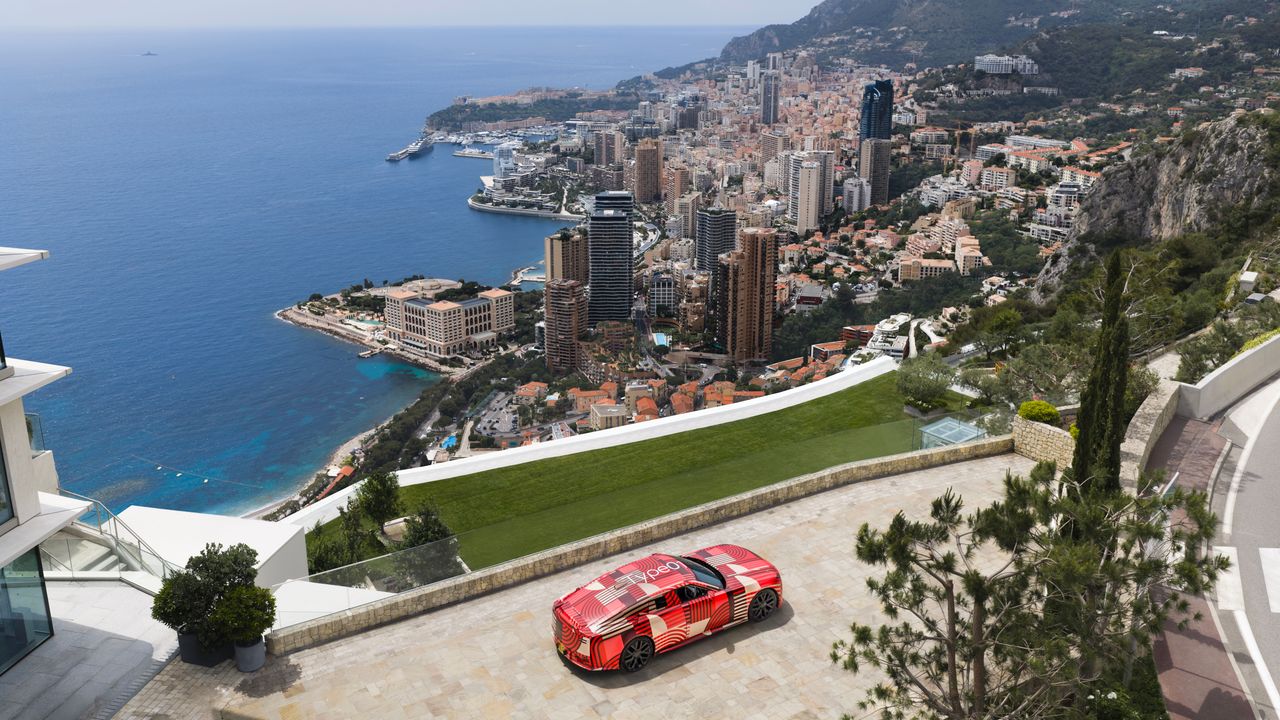 Jaguar Type 01 Prototyp in rotem Camouflage-Wrap auf Aussichtsterrasse hoch über Monaco
