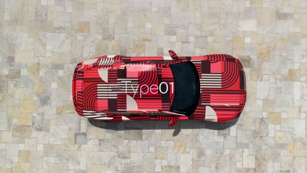 Jaguar Type 01 Prototyp von oben mit roter Camouflage-Folierung und „Type01"-Schriftzug