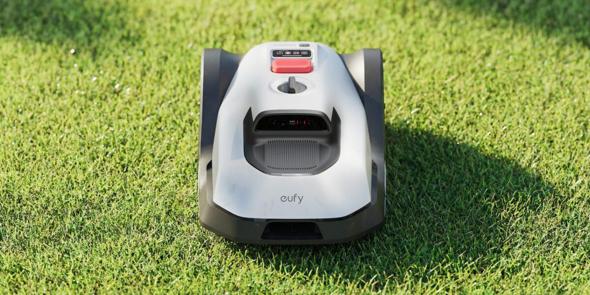 eufy Mähroboter C15 von vorne auf grünem Rasen, weißes Gehäuse mit rotem Stopp-Knopf