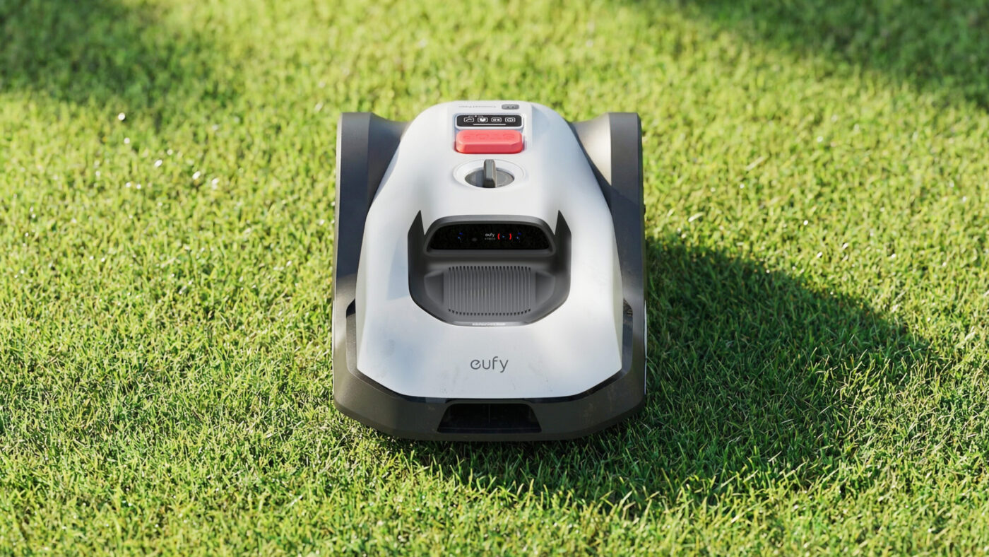 eufy Mähroboter C15 von vorne auf grünem Rasen, weißes Gehäuse mit rotem Stopp-Knopf