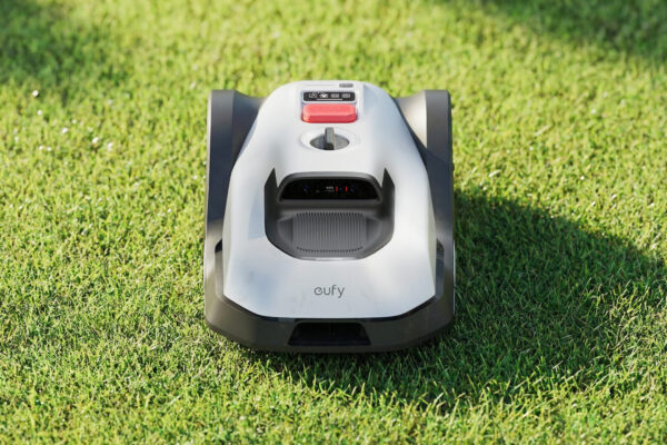 eufy Mähroboter C15 von vorne auf grünem Rasen, weißes Gehäuse mit rotem Stopp-Knopf