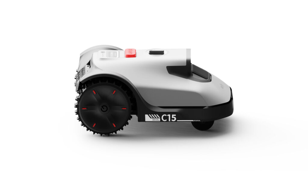 Eufy Mähroboter C15 seitlich, weißes Gehäuse, schwarze Räder mit roten Akzenten, roter STOP-Knopf