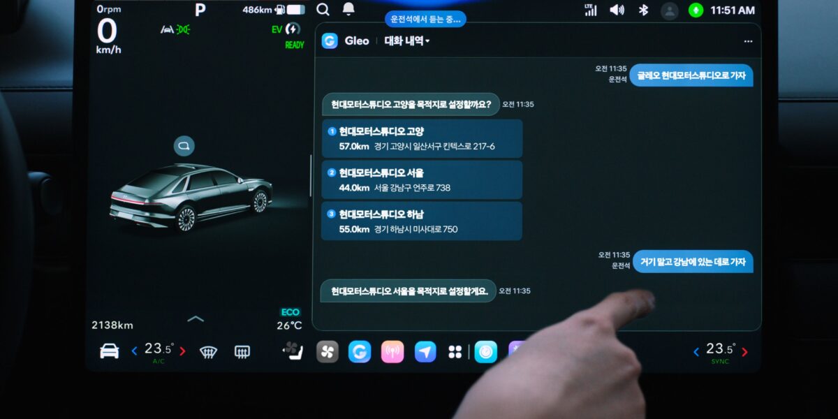 Hyundai Infotainment-Display mit KI-Assistent Gleo und Navigationsansicht im Fahrzeuginnenraum